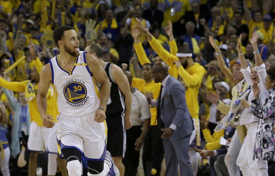 Curry guía a Warriors en triunfo sobre Spurs en final de Conferencia Oeste