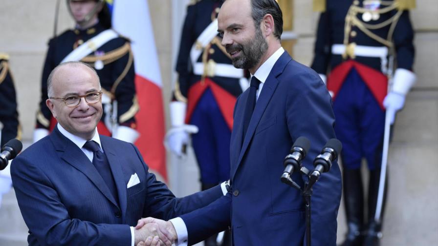 Nuevo primer ministro francés es  “hombre de derechas” 