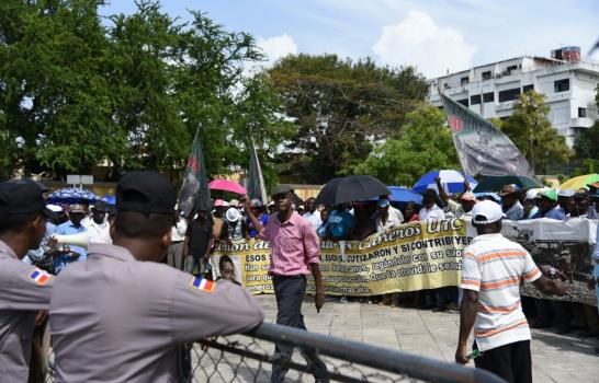 Cañeros vuelven a manifestarse frente al Palacio Nacional en su larga lucha por una pensión 