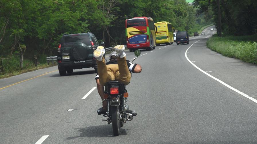 Jóvenes en motores desafían la muerte y exponen a otros en la carretera