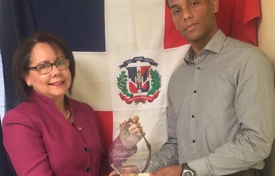 Consulado en  Boston reconoce estudiante dominicano