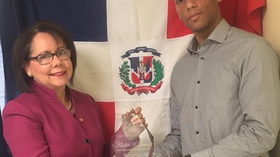 Consulado en  Boston reconoce estudiante dominicano