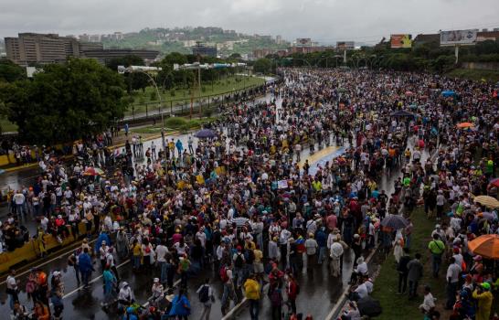 El “plantón” opositor reúne a miles de venezolanos en varias partes del país