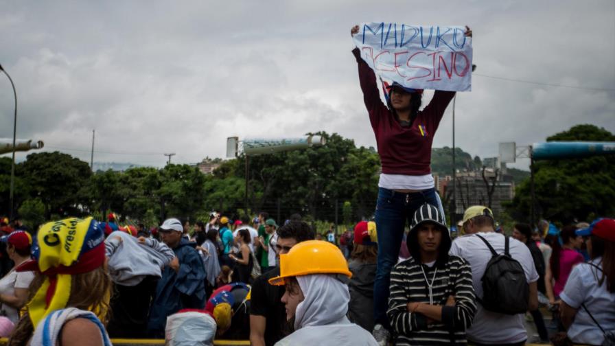 Gobernador dice que un francotirador mató a policía en el centro de Venezuela
