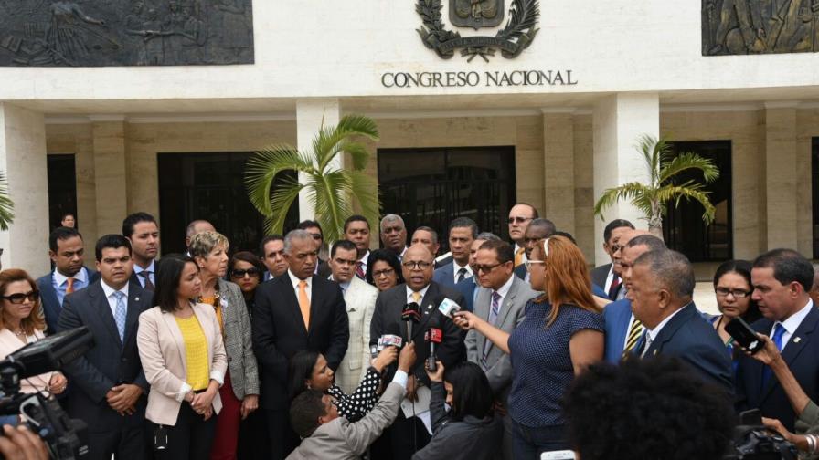 Pacheco dice que se querellarán por agresión a diputados en la Procuraduría