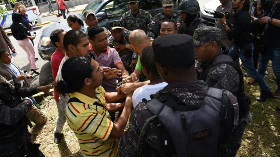 Ordenan liberar a manifestantes apresados durante incidente en la Procuraduría 