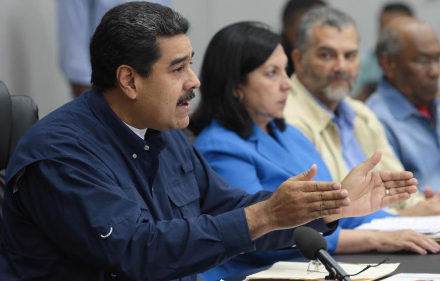 Maduro restringe garantías y oposición pide defender la Constitución