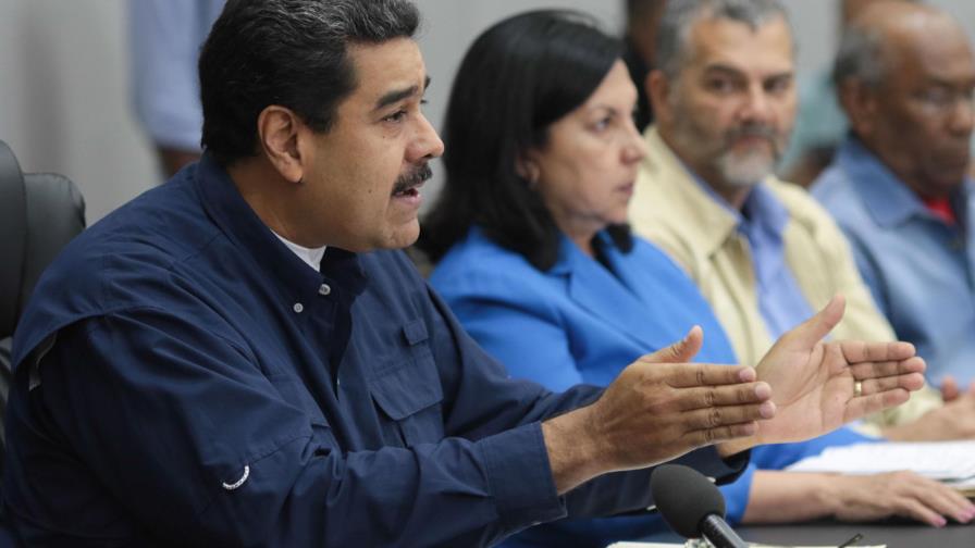 Maduro restringe garantías y oposición pide defender la Constitución