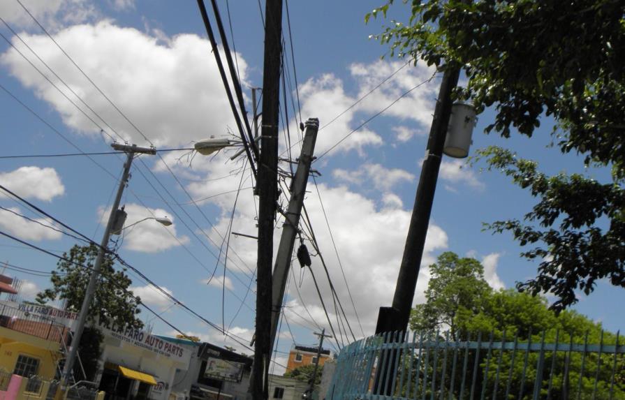 Moradores de Villa Faro reclaman el retiro de poste eléctrico a punto de caer