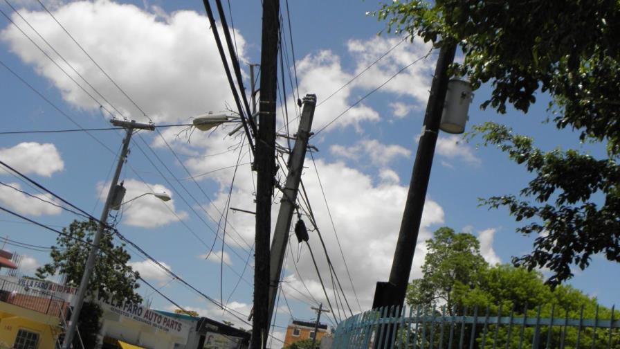 Moradores de Villa Faro reclaman el retiro de poste eléctrico a punto de caer