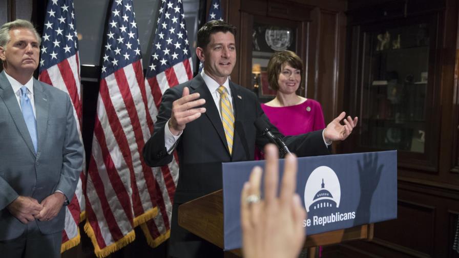 Paul Ryan cree que “se quiere perjudicar al presidente”