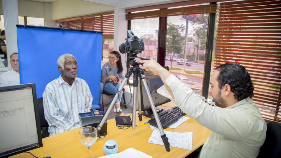 JCE inicia entrega de cédulas a 2,709 trabajadores cañeros JCE inicia entrega de cédulas a 2,709 trabajadores cañeros