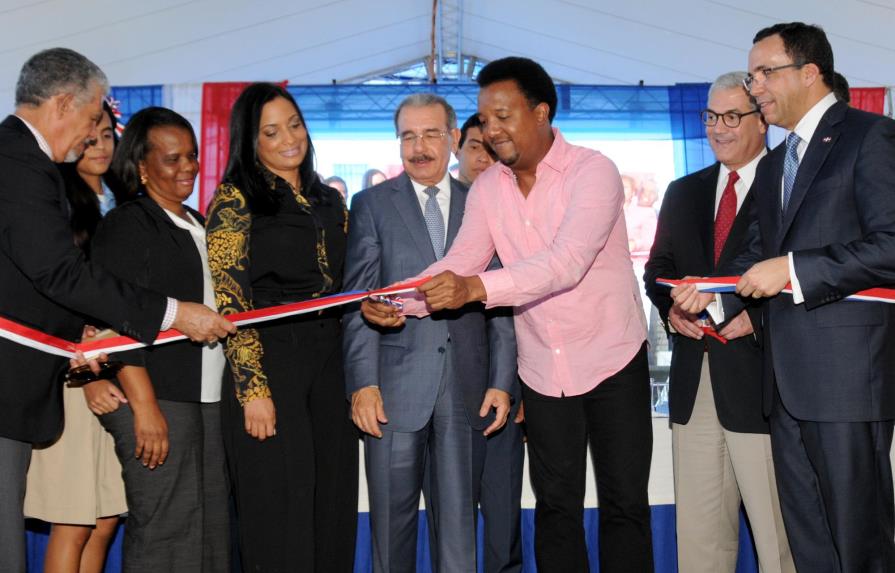 Presidente Medina entrega nuevo liceo en Manoguayabo y uno ampliado en Las Caobas