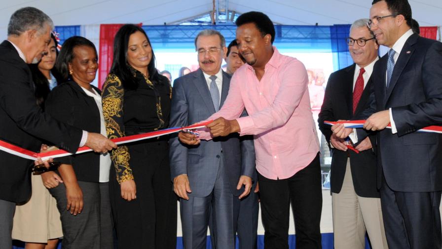 Presidente Medina entrega nuevo liceo en Manoguayabo y uno ampliado en Las Caobas