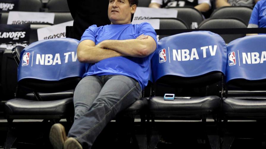 El dueño de los Mavericks revela que su equipo perdió juegos para obtener mejor puesto en el draft NBA