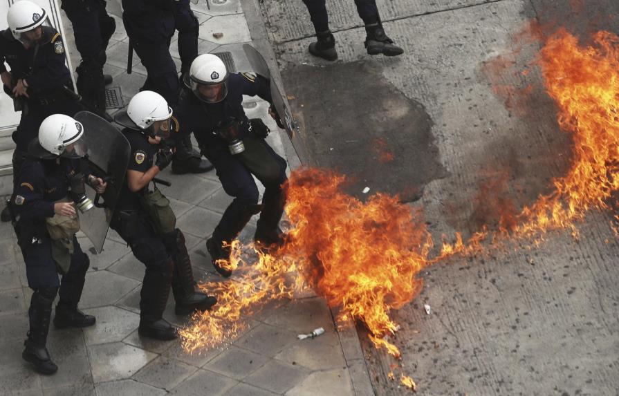 Protesta contra austeridad en Grecia se torna violenta 