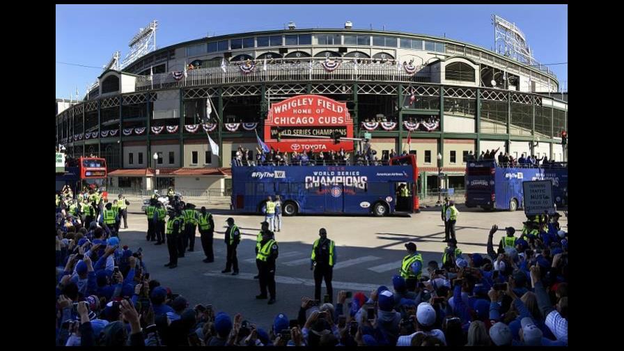 Hombre muere tras caída en Wrigley Field Hombre muere tras caída en Wrigley Field
