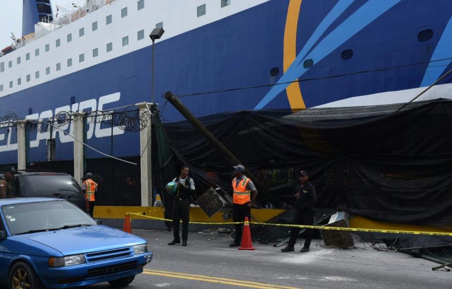 Pared del puerto y mercancías para exportación,  afectadas por choque del Ferries del Caribe