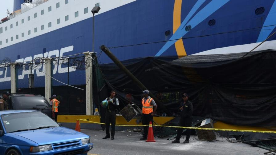 Pared del puerto y mercancías para exportación,  afectadas por choque del Ferries del Caribe