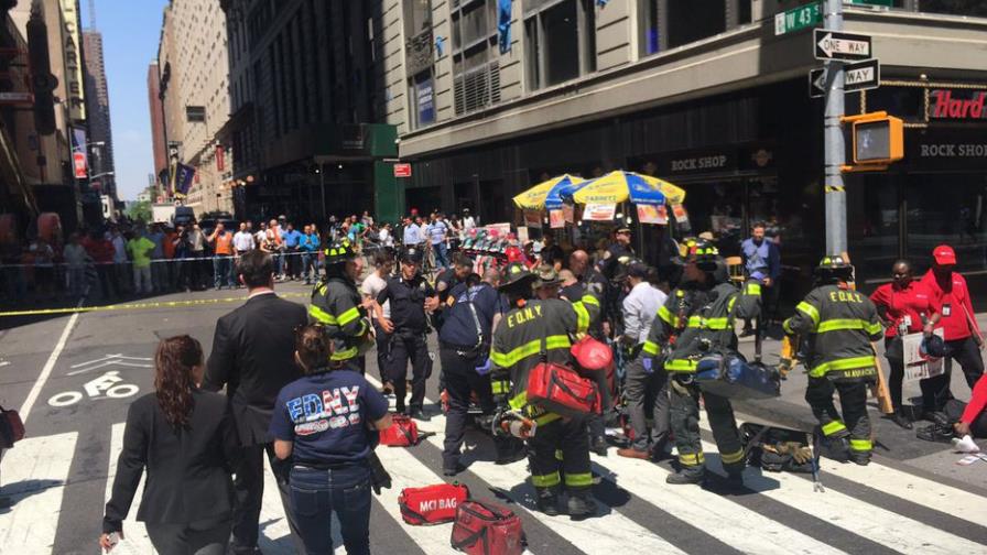 Al menos un muerto y 13 heridos por atropello múltiple en Times Square Al menos un muerto y 13 heridos por atropello múltiple en Times Square