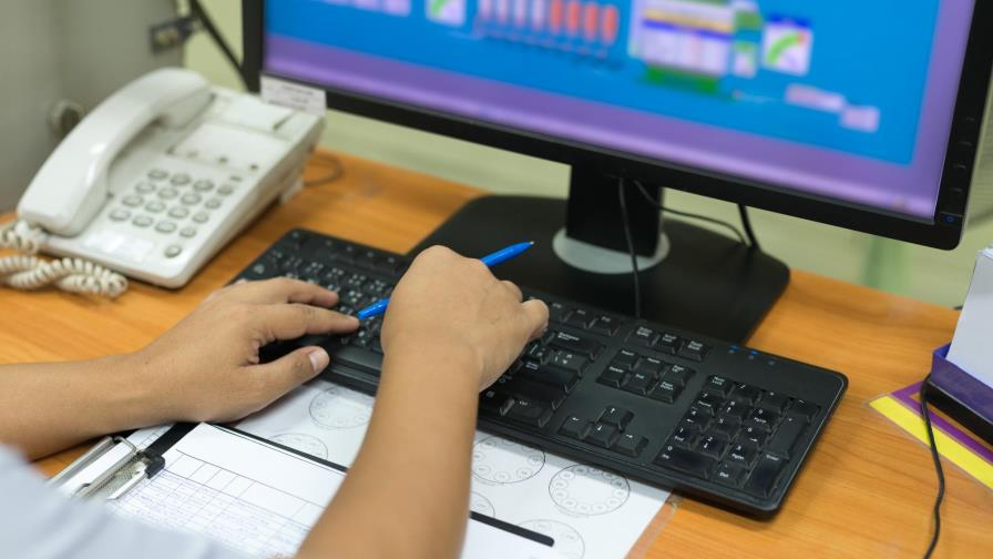 Familias dominicanas gastan menos en electricidad que en telecomunicaciones