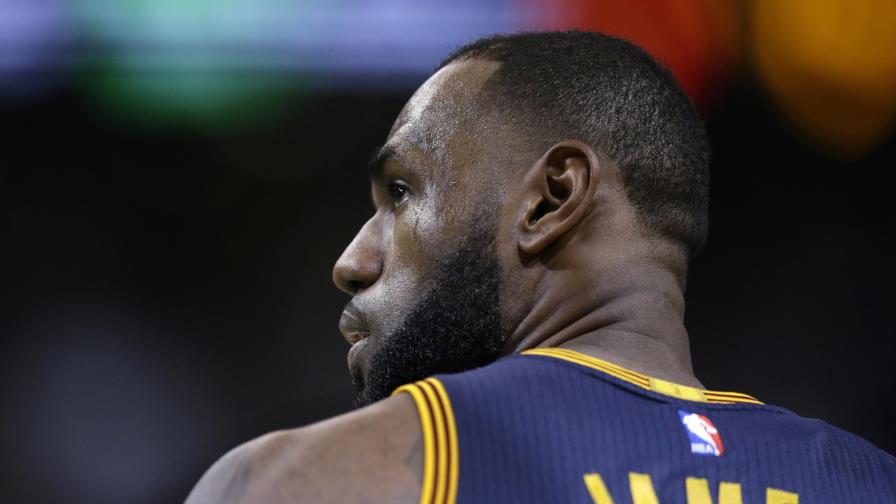 LeBron James y James Harden encabezan equipo ideal de la NBA