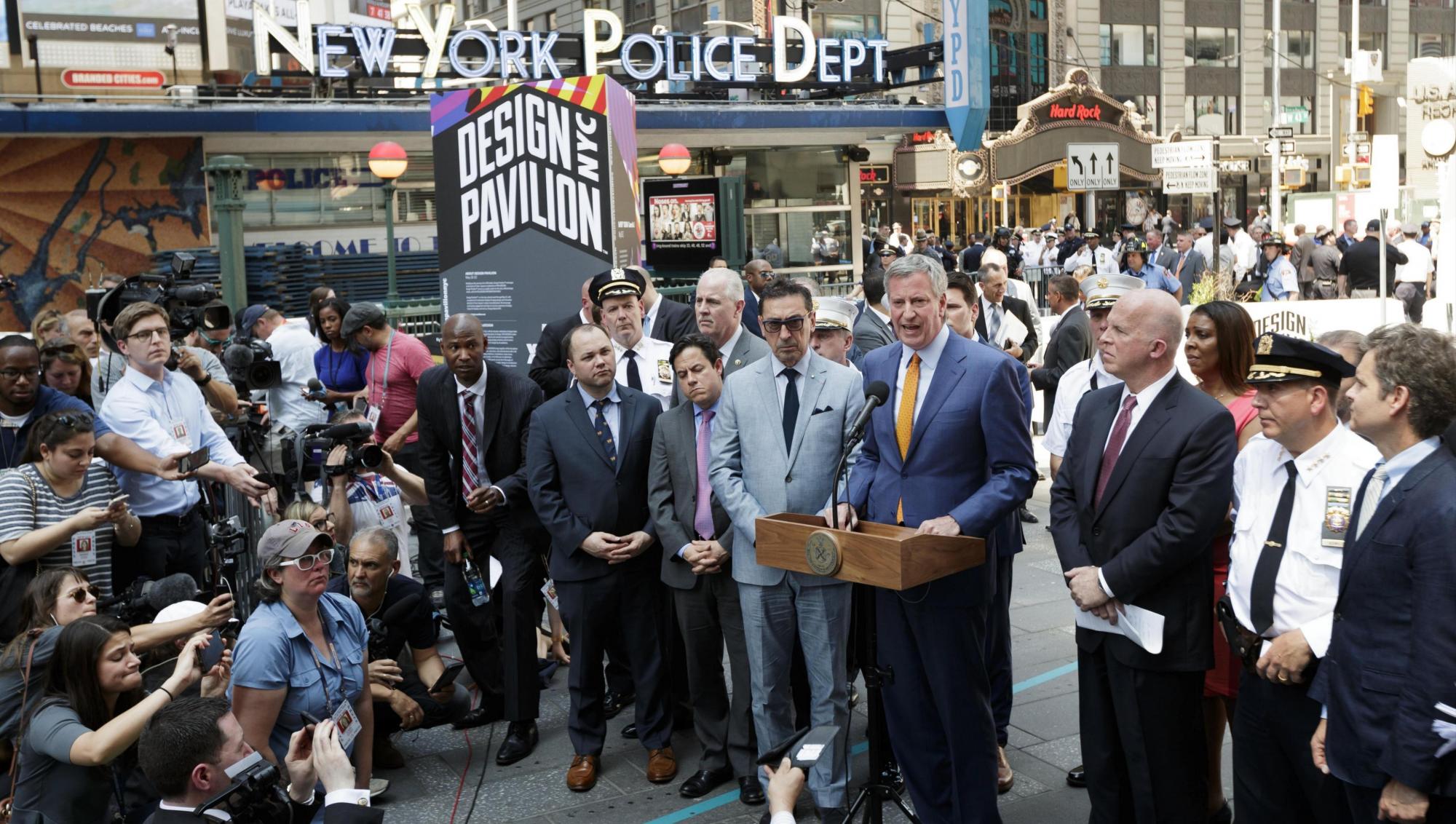 El alcalde de Nueva York, Bill de Blasio (5d) y el jefe de policía James O'Neill (4d) durante la rueda de prensa para comentar el atropello en Times Square.