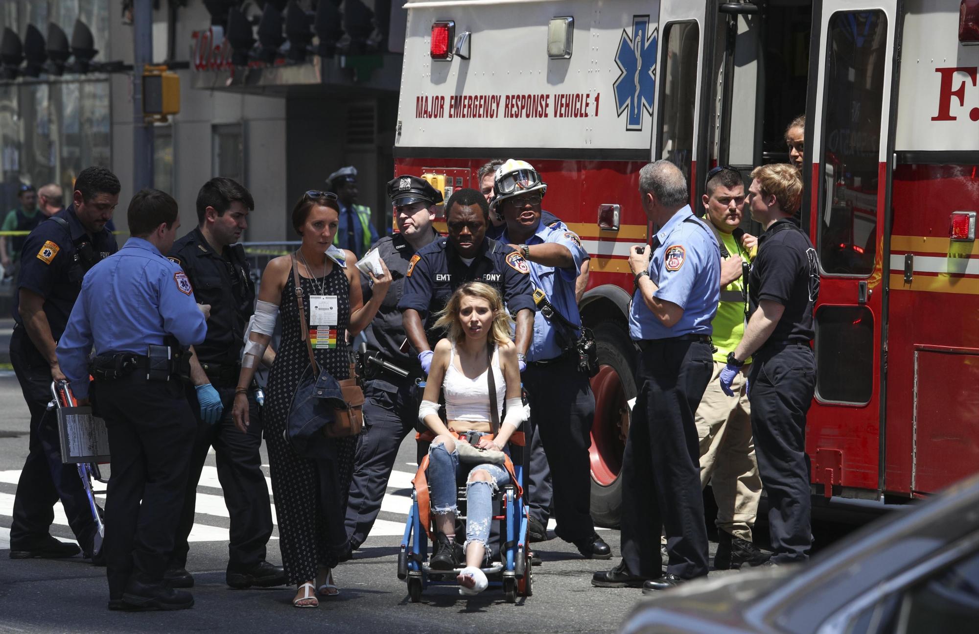 Los servicios de emergencias evacúan a alguno de los heridos tras el atropello a personas en Times Square.