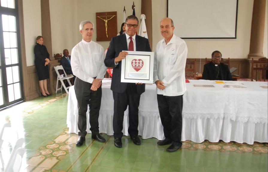 La Fundación Fe y Alegría Dominicana reconoce al director del Inposdom