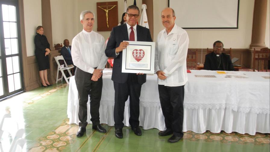 La Fundación Fe y Alegría Dominicana reconoce al director del Inposdom La Fundación Fe y Alegría Dominicana reconoce al director del Inposdom
