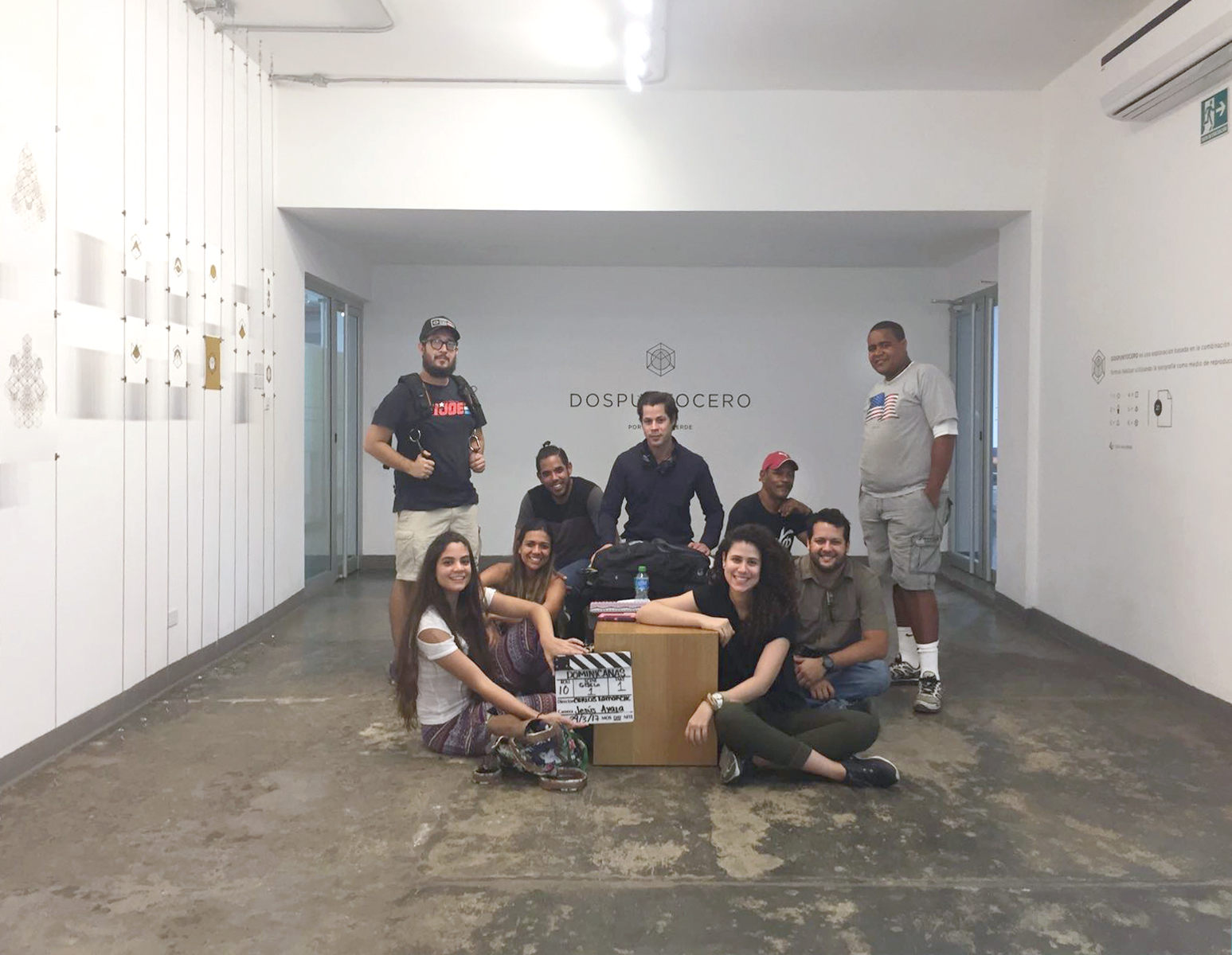 “Con el crew, el día que terminamos de rodar. Agradezco la entrega del equipo y su talento”.