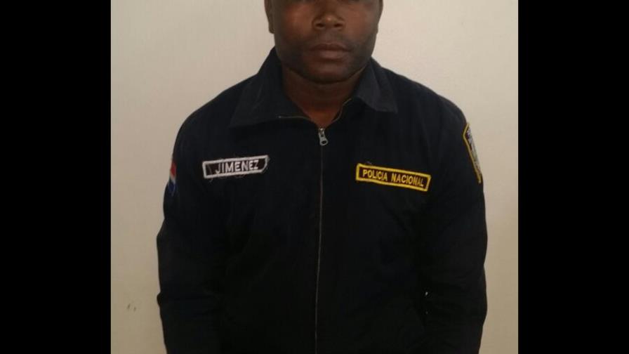 Apresan en el AILA hombre vestido de primer teniente de la Policía y armado