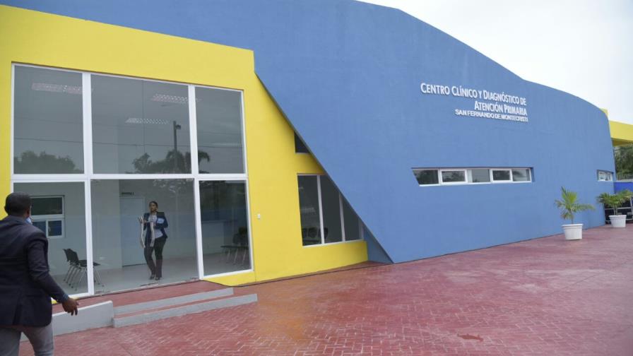 Presidente Medina entrega centro de salud y una escuela en Montecristi