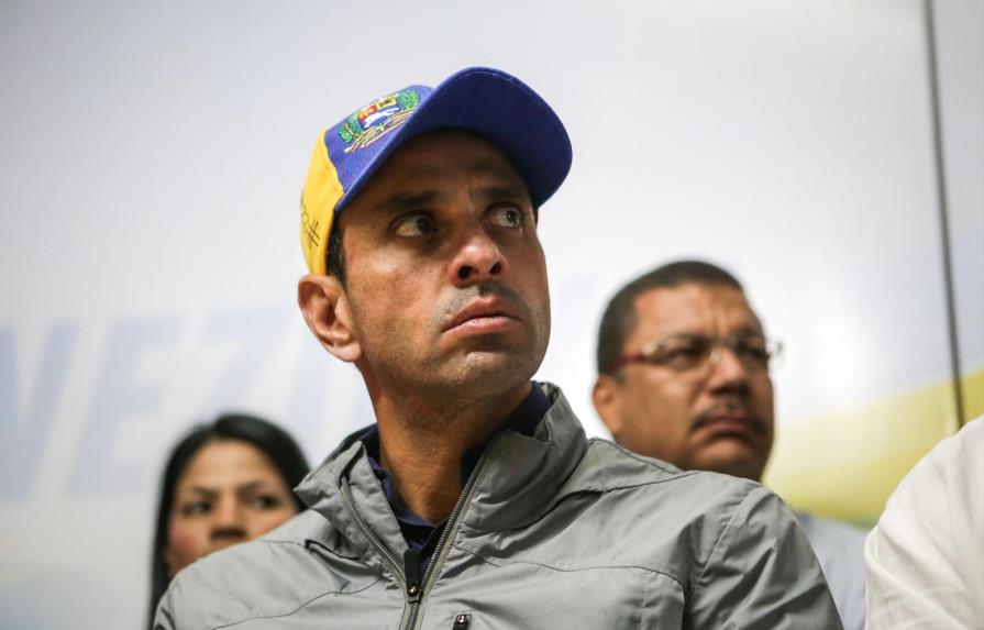  Capriles denuncia que retienen su pasaporte en el aeropuerto de Caracas