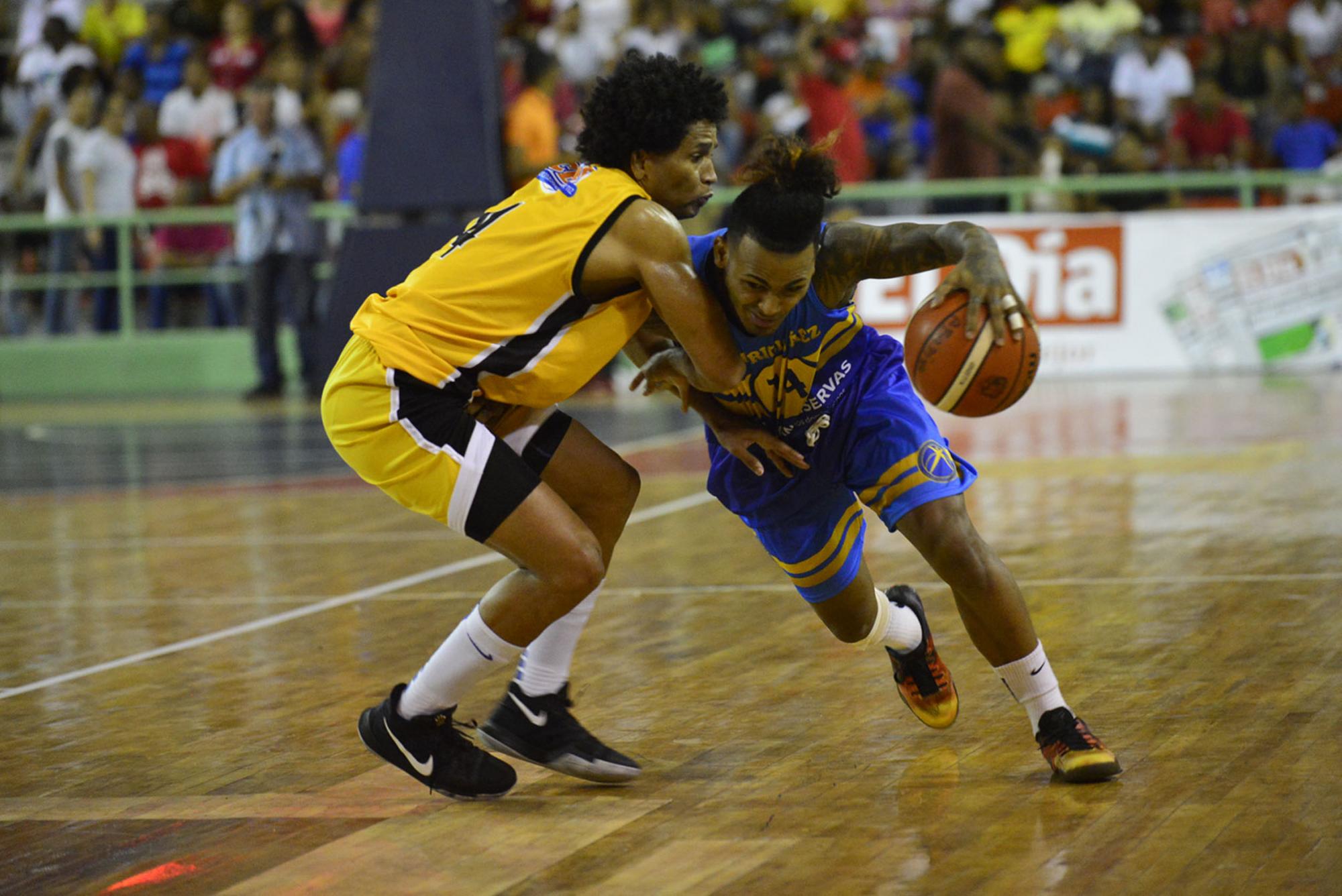 El duelo entre los pequeños dejó ver que el baloncesto no es para grandes, sino para buenos. Danielito Núñez, del Mauricio (con el balón) y José Fortuna, del Barias, pueden hablar de eso.