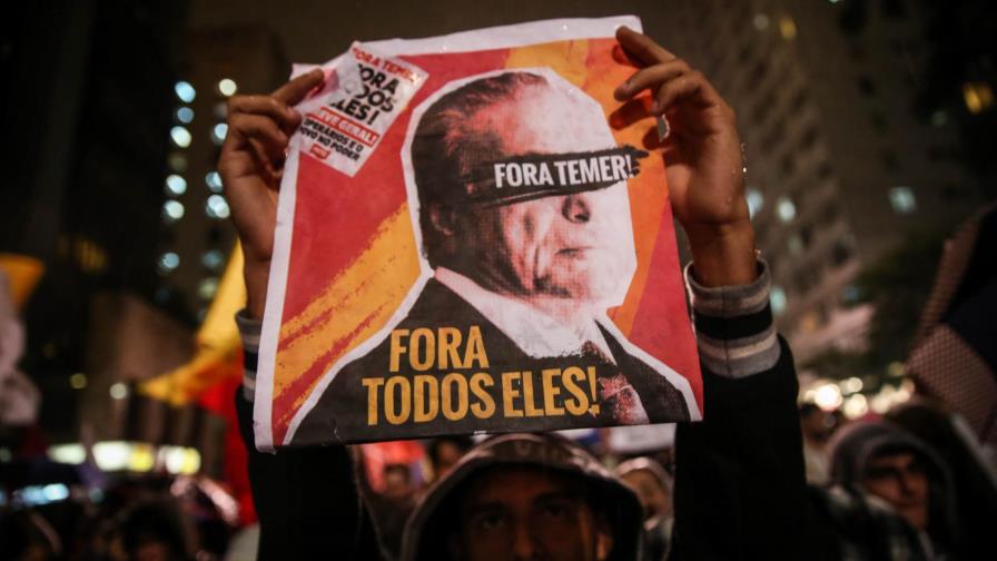 Temer se aferra al cargo y advierte sobre riesgo de desestabilización en Brasil 