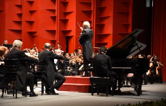El público ovaciona concierto inaugural del Festival Musical de Santo Domingo en el Teatro Nacional