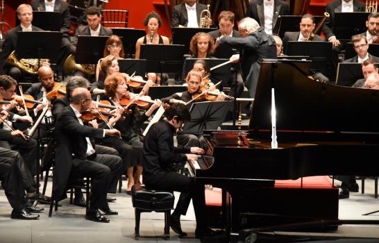 El público ovaciona concierto inaugural del Festival Musical de Santo Domingo en el Teatro Nacional