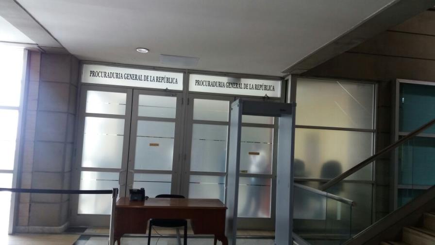 Entintan los cristales del ante despacho del procurador