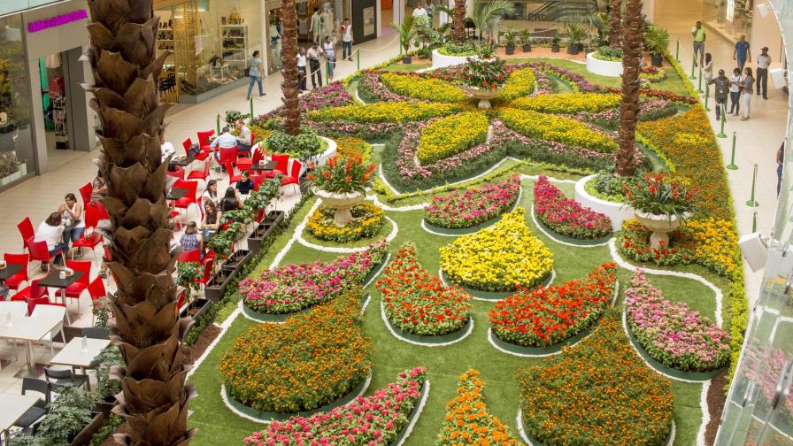 Madres felices en un gran jardín