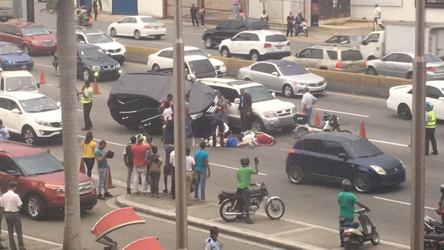 Aparatoso accidente en la avenida John F. Kennedy deja al menos dos heridos