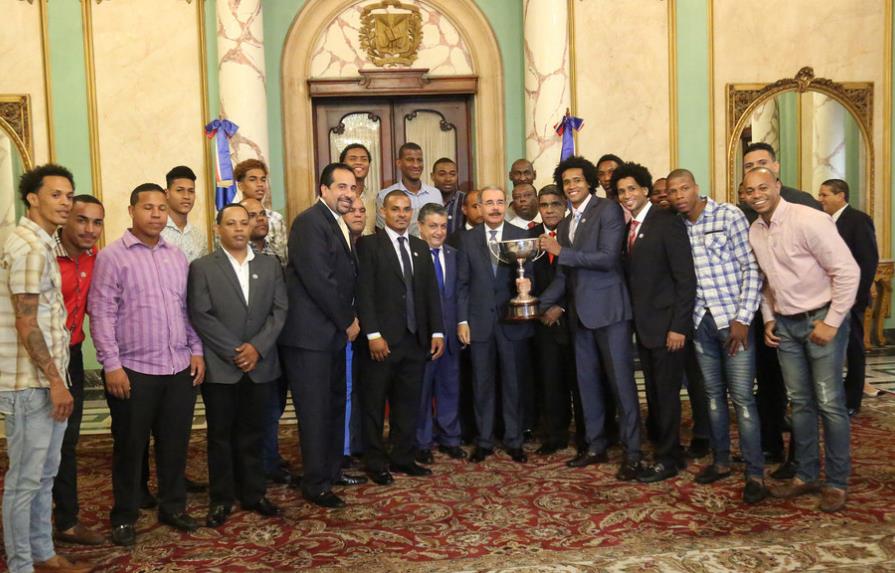 Danilo Medina recibe al Club Rafael Barías, campeón baloncesto del Distrito Nacional 