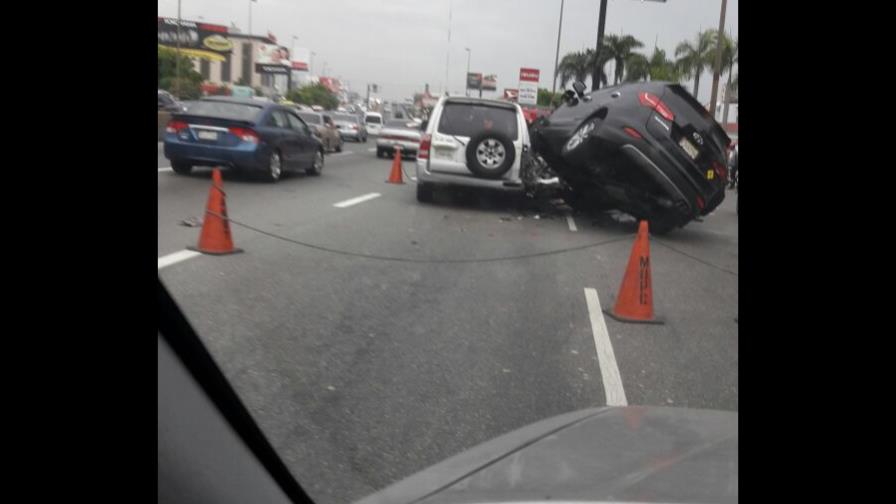 En estado delicado, uno de los lesionados en choque entre una motocicleta y dos yipetas En estado delicado, uno de los lesionados en choque entre una motocicleta y dos yipetas