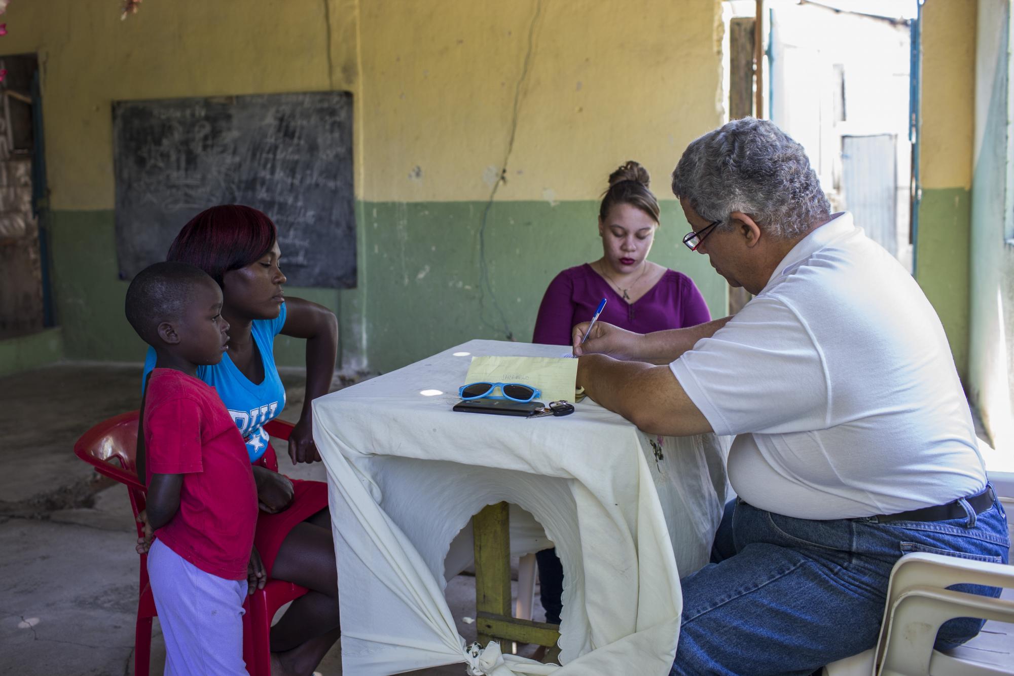 El doctor Miguel García Tatis visita las comunidades para atender a los residentes. 