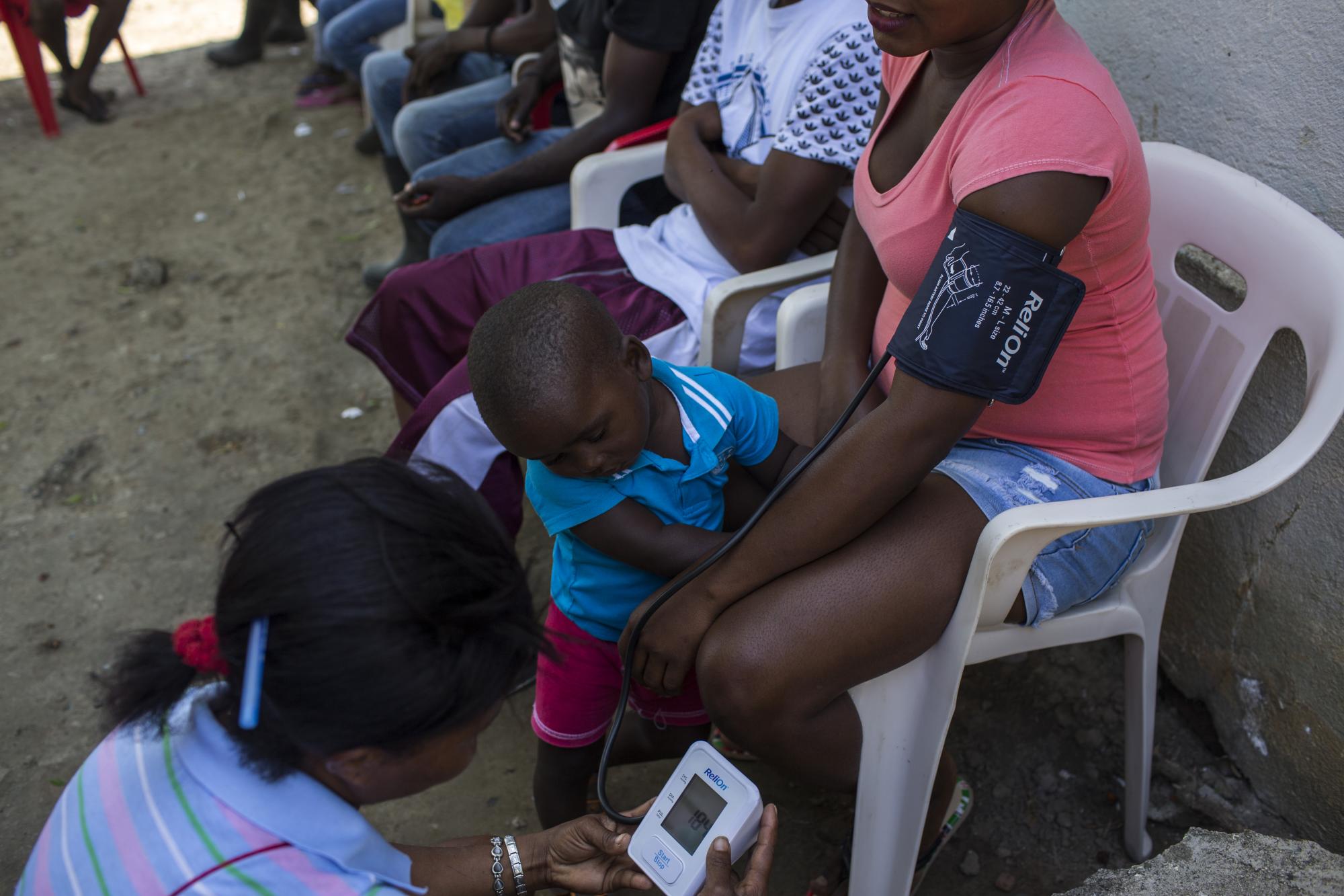 Durante los días de clínica los pacientes reciben todo tipo de atención médica. 