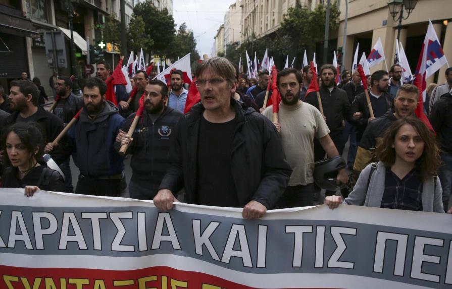 Grecia espera nuevo tramo de ayuda internacional tras aprobar medidas de austeridad