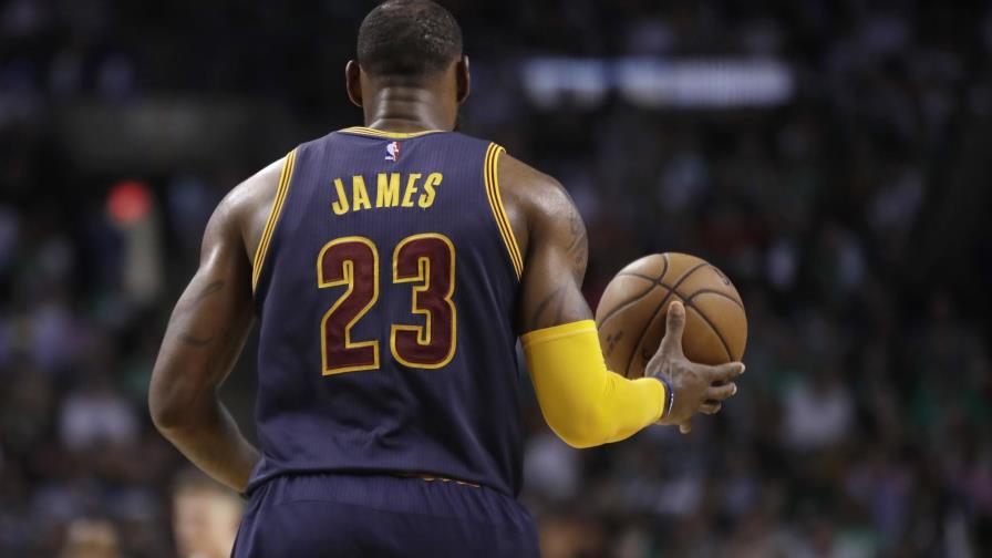 LeBron y Cavs arrasan otra vez en Boston, lideran 2-0 