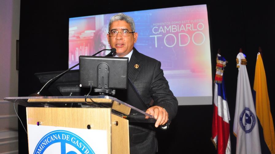 Gastroenterólogos se actualiza en manejo de enfermedades de las vías digestivas