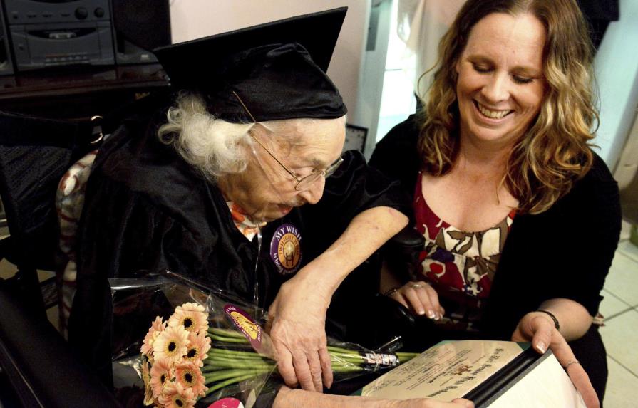 Mujer recibe diploma de secundaria a los 105 años