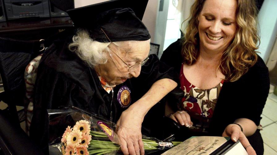 Mujer recibe diploma de secundaria a los 105 años